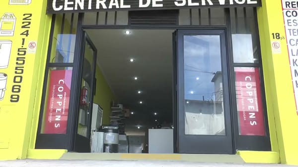 Equipo de Central de Service atendiendo clientes